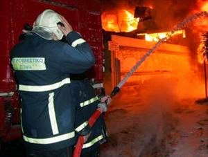 ΤΩΡΑ – Φωτιά σε αποθήκη δίπλα από σπίτι ηλικιωμένης στη Κρήτη