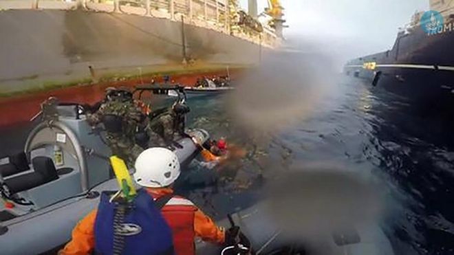 Βίντεο   Nαυμαχία μεταξύ Greenpeace και ισπανικού πολεμικού ναυτικού