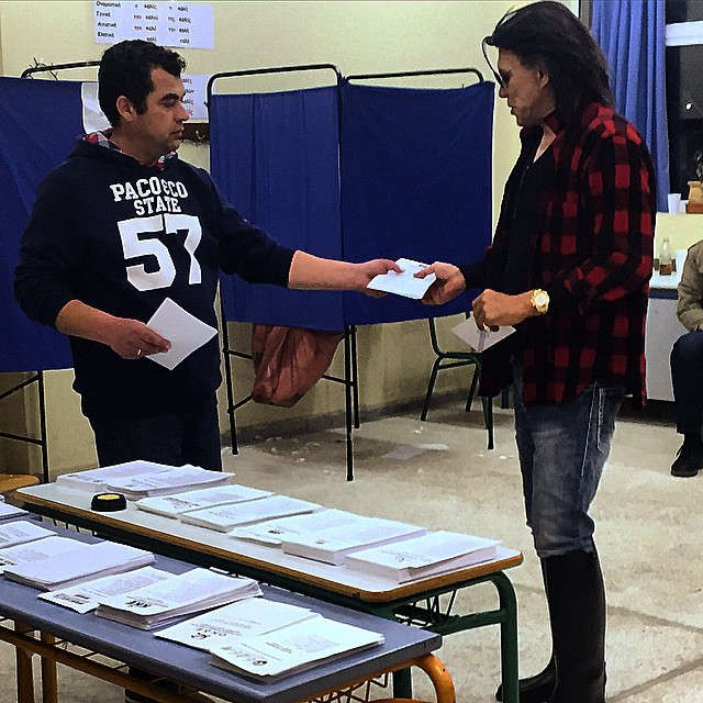 Με γαλότσες και καρό πουκάμισο ο Ψηνάκης έριξε την ψήφο του