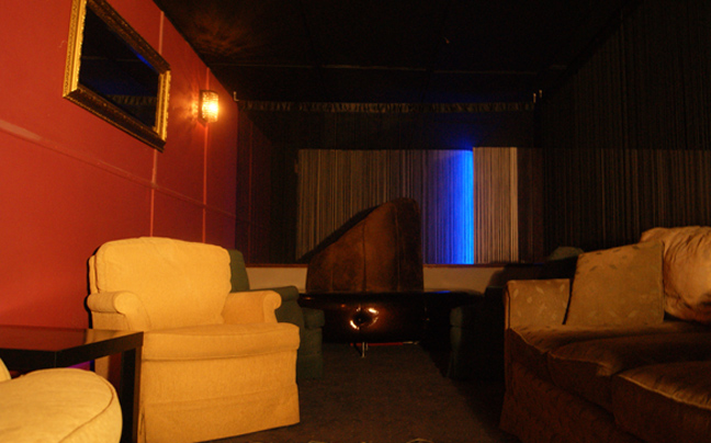 Ερωτικό σινεμά με «privé» δωμάτια προβολής, στο κέντρο της Αθήνας