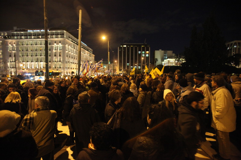 Την ώρα που οι Ευρωπαίοι μας εκβιάζουν οι Έλληνες φωνάζουν δεν υποχωρούμε στο Σύνταγμα (pics)