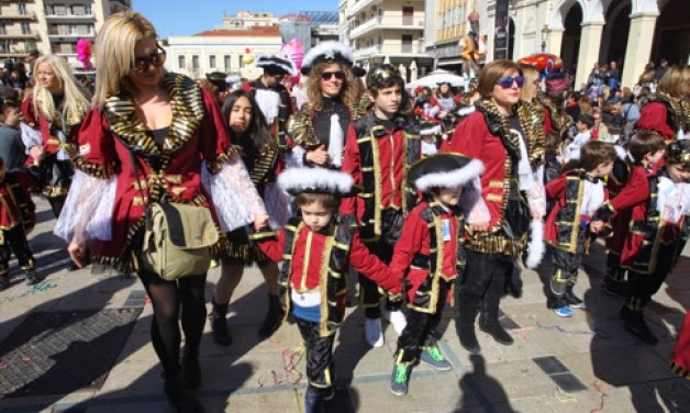 ΧΑΜΟΣ στο καρναβάλι των μικρών στην Πάτρα (βίντεο + pics)
