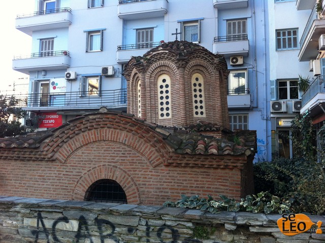 Γέρνει αλλά δεν πέφτει. Το στραβό μνημείο της Θεσσαλονίκης (pics)
