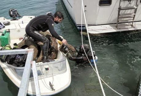 O Ιστιοπλοϊκός Όμιλος Πατρών καθάρισε το βυθό της Μαρίνας από…μισό τόνο μπαταριών!!!!!!