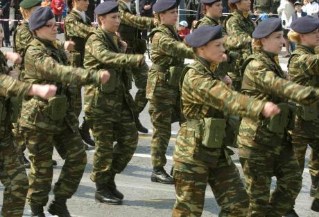 Υπό εξέταση η εθελοντική στράτευση των γυναικών