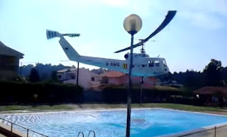 Είναι θεόμουρλος ο πιλότος του ελικοπτέρου   Γεμίζει νερό από... πισίνα [βίντεο]