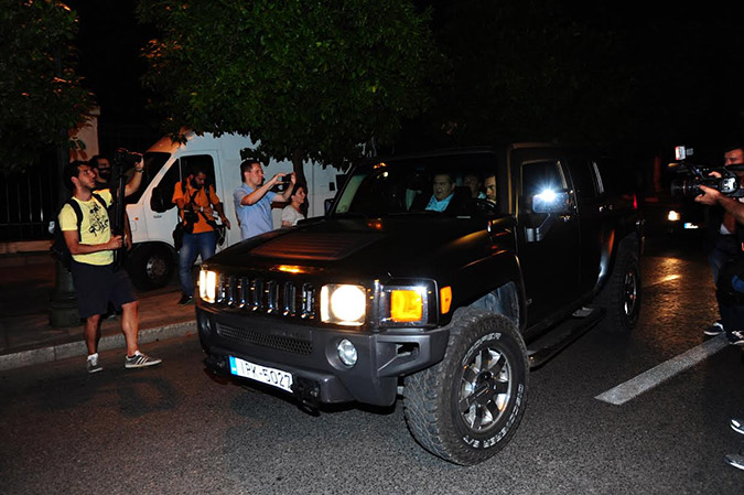 Με το θηριώδες Hummer  στο Μαξίμου ο Καμμένος  [photo] – Πάλι καλά που δεν πήρε & Άρμα!!