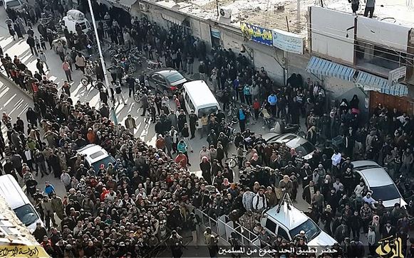 ΦΡΙΚΗ!! Τζιχαντιστές εκτέλεσαν ομοφυλόφιλο πετώντας τον από κτήριο!! (Pics)