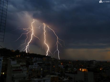 Δείτε την υπέροχη φωτογραφία από τον κεραυνό που χτύπησε την πόλη – Αχαΐα