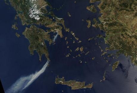 Δείτε πως φαίνονται οι φωτιές σε Αττική και Λακωνία από το…διάστημα