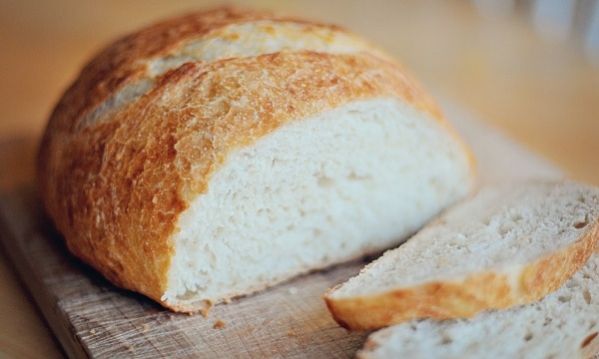 Συνταγή για αφράτο σπιτικό ψωμί με 4 υλικά!!