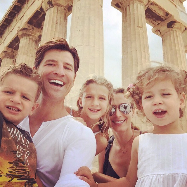 Σάκης Ρουβάς    Η τρυφερή selfie με την Κάτια Ζυγούλη και τα τρία τους παιδιά!! Δείτε σύσσωμη την οικογένεια στην Ακρόπολη