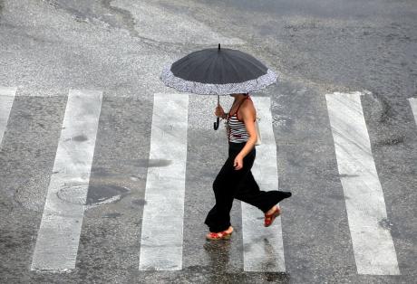 Κι όμως μετά τη ζέστη ακολουθεί βροχή και…χαλάζι – Ραγδαία μεταβολή του καιρού