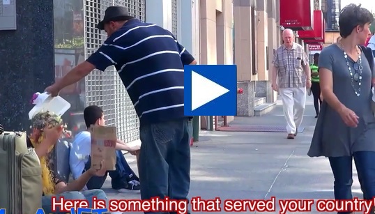ΣΥΓΚΙΝΗΤΙΚΟ!! Ο άστεγος πήγε και αγόρασε pizza στον άστεγο που…
