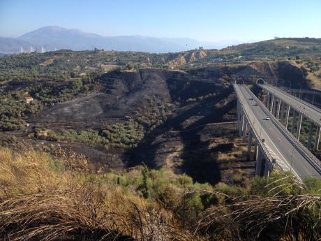 Κάηκαν 9 στύλοι της ΔΕΗ από τη φωτιά στα Συχαινά – Κόπηκε το ρεύμα στα τούνελ της περιμετρικής – Αχαΐα