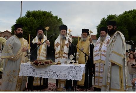 Συγκίνηση την ώρα της δέησης του Μητροπολίτη για τα τρία παιδιά που πνίγηκαν στο λιμάνι – Αχαΐα