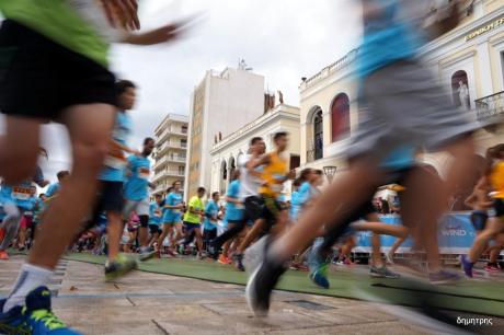 Πάτρα: Γαλάζιο ποτάμι στους δρόμους για το Run Greece – Δείτε φωτο