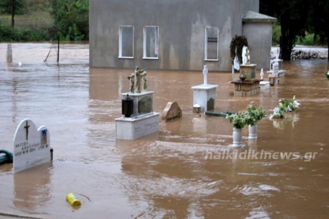 Φωτογραφία: Πλημμύρισε το νεκροταφείο στην Kασσάνδρα Χαλκιδικής