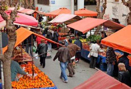 Πάτρα: Έφοδος στη λαϊκή αγορά της Αγίας Σοφίας από συνεργεία του Δήμου και της αστυνομίας