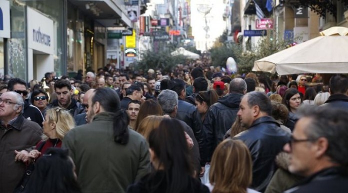 Το αδιαχώρητο επικρατεί στην Ερμού! – Τρέχουν για τα ψώνια και τις προσφορές