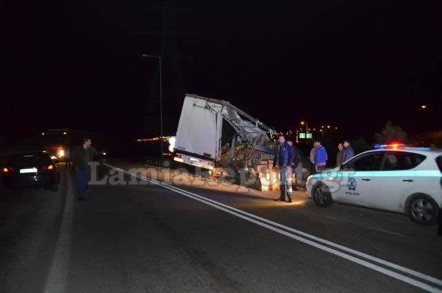 Φθιώτιδα: Έκαναν πλιάτσικο σε νταλίκα με καλλυντικά που τούμπαρε