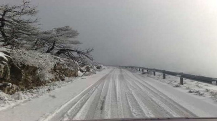 Διεκόπη λόγω χιονόπτωσης η κυκλοφορία των αυτοκινήτων στην Πεντέλη