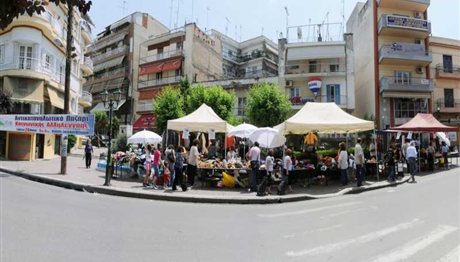 Θεσσαλονίκη: Στήνονται πάγκοι και πραμάτειες για το Παζάρι Κοινωνικής Αλληλεγγύης