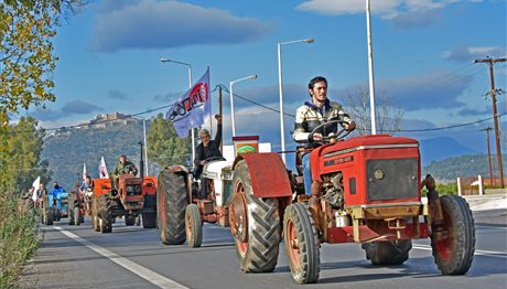 Μπαράζ κινητοποιήσεων από αγρότες – Πού θα στήσουν τα μπλόκα τους