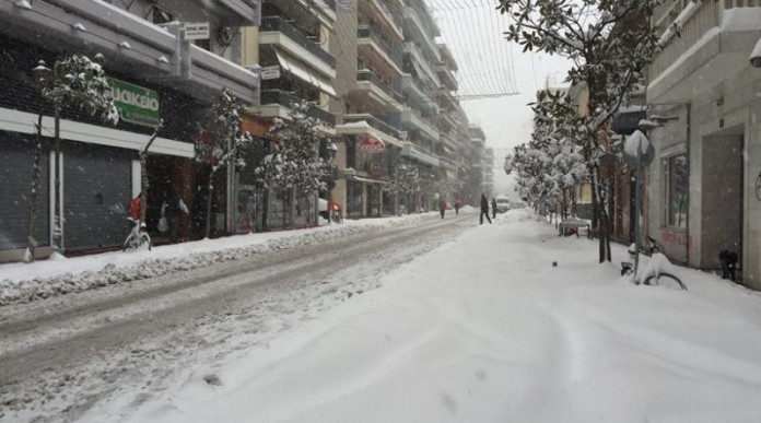 Χιονίζει στο Βόλο – Με αλυσίδες η κυκλοφορία στο Πήλιο