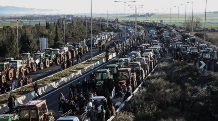 Αμετακίνητοι στα μπλόκα οι αγρότες – Νέα σύσκεψη στα Τέμπη