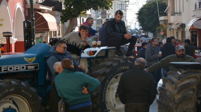 Τρακτέρ απέκλεισαν την είσοδο της Περιφέρειας στην Ζάκυνθο