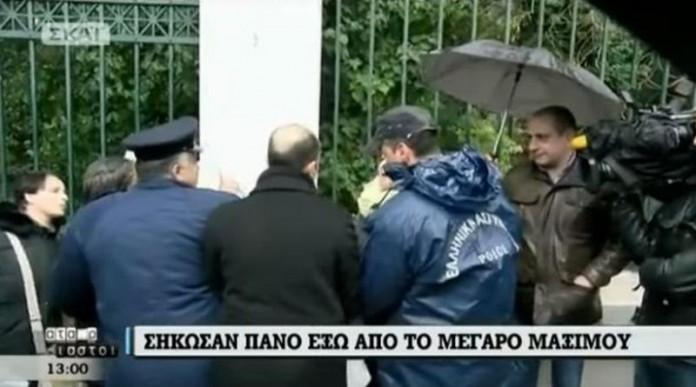 Μικροένταση με ασφαλισμένους του ΝΑΤ έξω από το Μέγαρο Μαξίμου