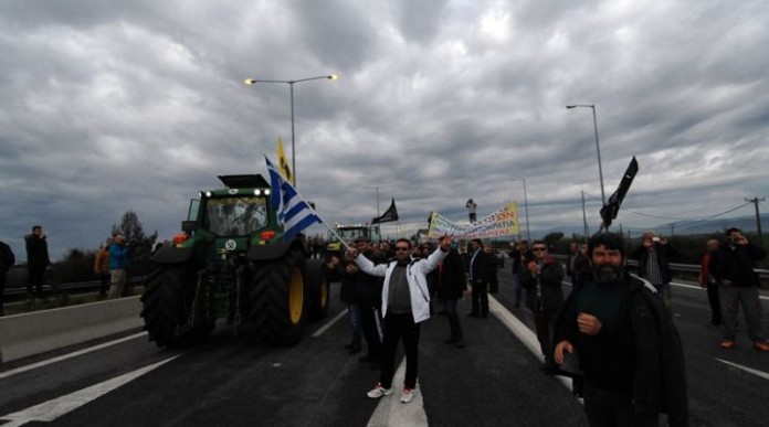 Βίντεο: «Ηρωική» υποδοχή στη Νίκαια για τους αγρότες που πήγαν στο Σύνταγμα