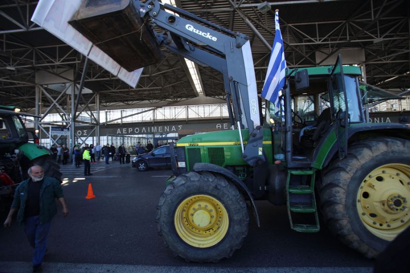 Αγρότες: Κλειστά τα Τέμπη – «Παρέλαση» τρακτέρ έξω από το «Μακεδονία»