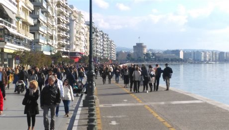 Θεσσαλονίκη: Όλη η πόλη κάνει βόλτα στην Λεωφόρο Νίκης (ΦΩΤΟ)