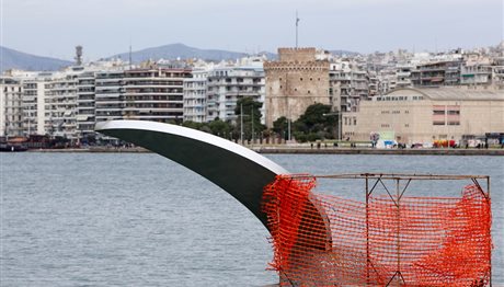 Θεσσαλονίκη: Προσοχή! Φεγγάρι ετοιμόρροπο πίσω από κιγκλίδωμα (ΦΩΤΟ)