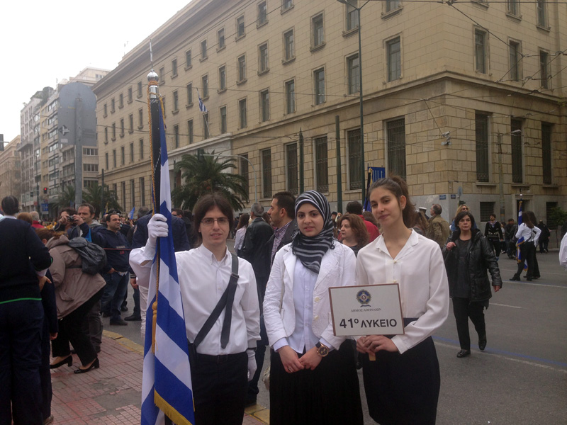 Ποια είναι η μαθήτρια με τη μαντίλα που έκλεψε την παράσταση στη μαθητική παρέλαση