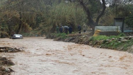 Θεσσαλονίκη: Οδηγός εγκλωβίστηκε στο ανάχωμα του Γαλλικού στη Σίνδο