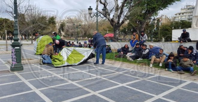 Έστησαν σκηνές στην πλατεία Αριστοτέλους οι πρόσφυγες