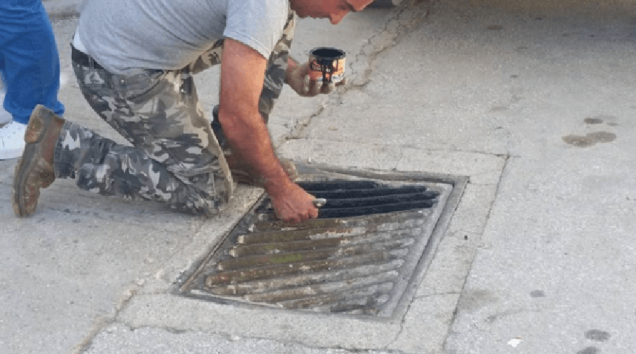 Βάφουν ακόμη και τα…φρεάτια στη Λέσβο