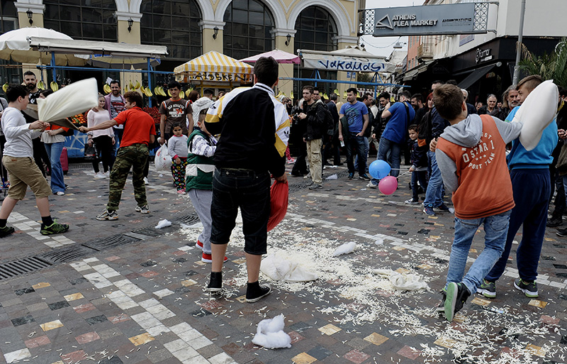 Έπαιξαν μαξιλαροπόλεμο σε Αθήνα και Θεσσαλονίκη