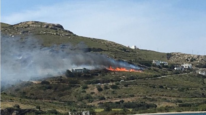 Άνδρος: Υπό έλεγχο μεγάλη φωτιά σε κατοικημένη περιοχή