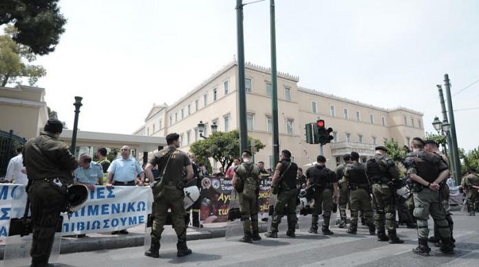 Αιφνιδιαστικός αποκλεισμός της Βουλής από αστυνομικούς-πυροσβέστες