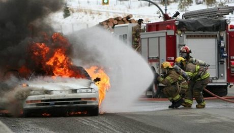 Θεσσαλονίκη: Αυτοκίνητο πήρε φωτιά στο κέντρο της πόλης – Δείτε το βίντεο