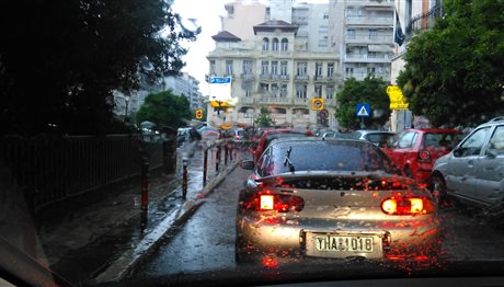 Πτώσεις δέντρων σε αυτοκίνητα στη Θεσσαλονίκη