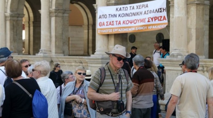 Ηράκλειο: Κατάληψη του δημαρχείου από τους δημοτικούς υπαλλήλους