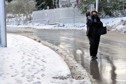 Χριστουγεννιάτικο σκηνικό στην Ήπειρο – Έφτασε τα 10 εκατοστά το χιόνι!