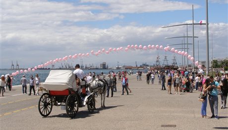 Θεσσαλονίκη: Η πόλη γέμισε… ροζ, ο Θερμαϊκός ιστιοπλοϊκά! (ΦΩΤΟ)