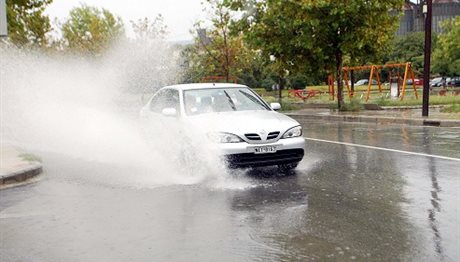 ΤΩΡΑ: Βροχή και χαλάζι σε περιοχές στη Θεσσαλονίκη