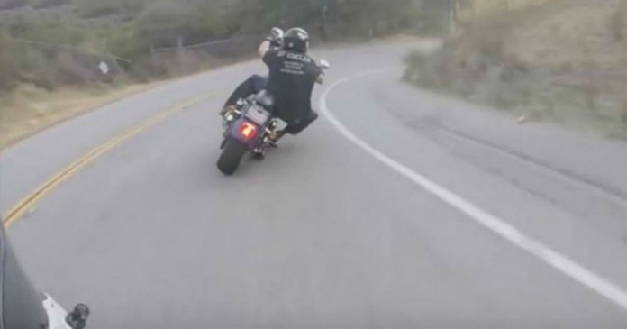 Αυτός ο οδηγός Harley-Davidson εκτός από άψογο οδηγικό ταλέντο έχει και πολλά κότσια.